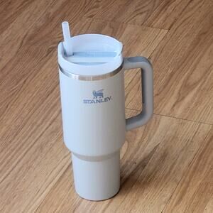 Stanley Quencher Tumbler 40oz Gray New, no tags.